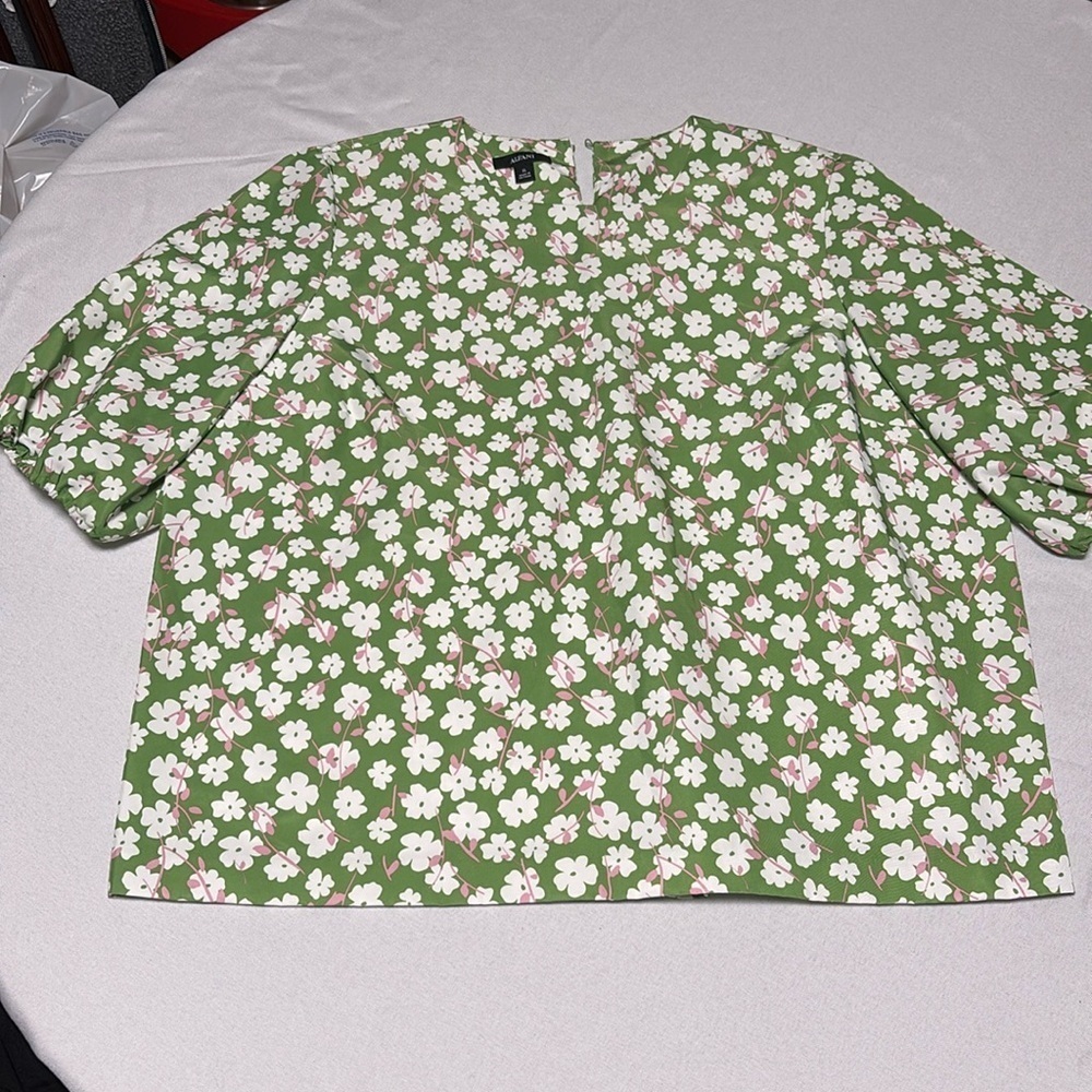 ALFANI Women’s Top, Excellent Condition. Size XL.